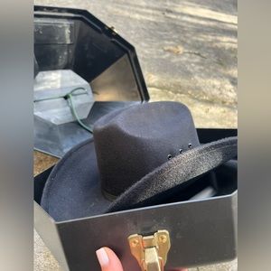 Little kids show hat with hat can